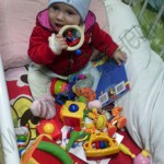 Девочка на фото из многодетной семьи очень смышленая и контактная. Игрушки очень понравились Оленьке. Мамы были очень рады и благодарны неожиданным подаркам. Огромное спасибо Евгении и ее маме Татьяне ))