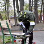 Ярослав проводит реанимационные мероприятия над лавочкой )