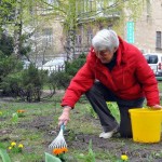 Инна во время субботника по телефону своей подруге: "Старость меня дома не застанет!" )