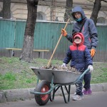 Чудесная дружная семья за работой )